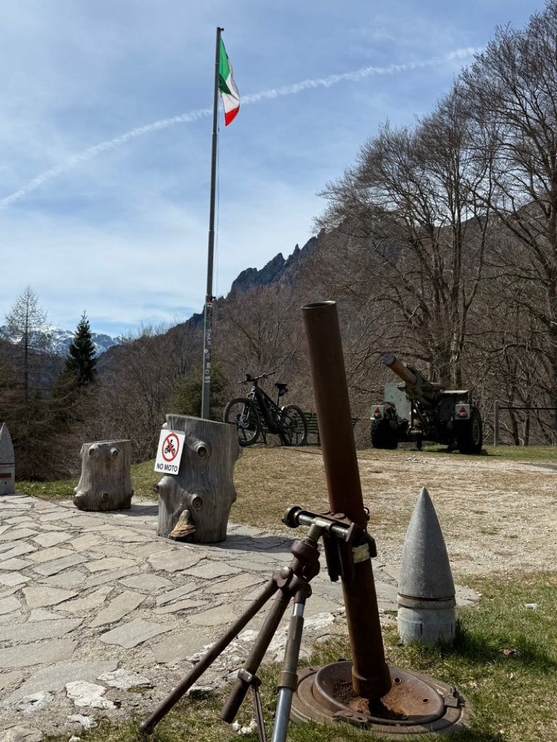 Italian flag + WWI mortar at Rifugio Passo Nota