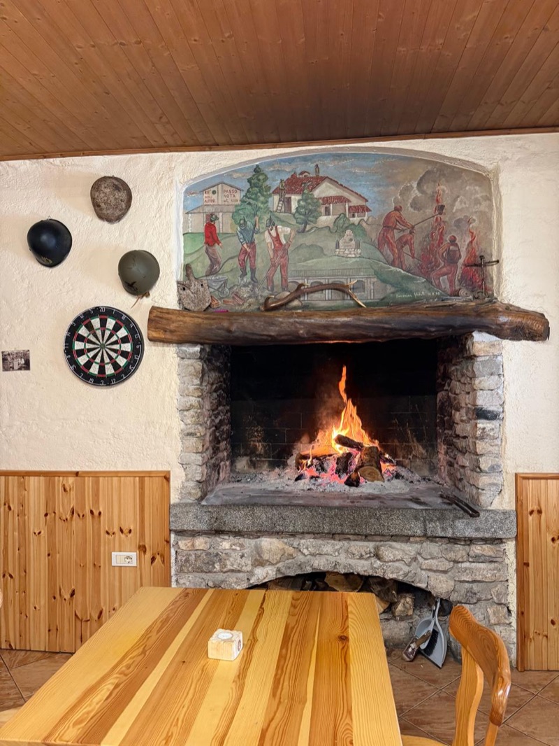 Passo Nota interior — fireplace, mural, WWI helmets